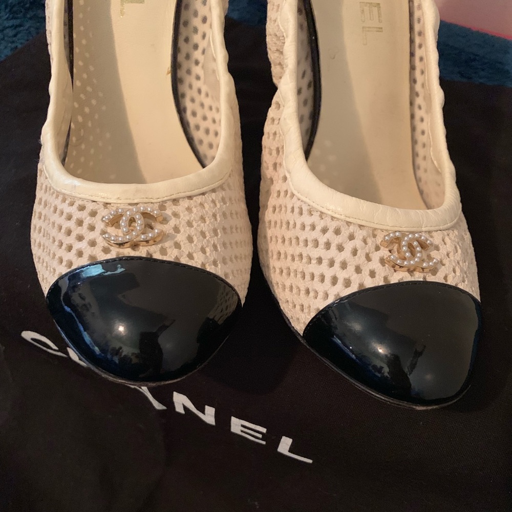 Chanel cream black cap toe heels  pumps 39.5 39